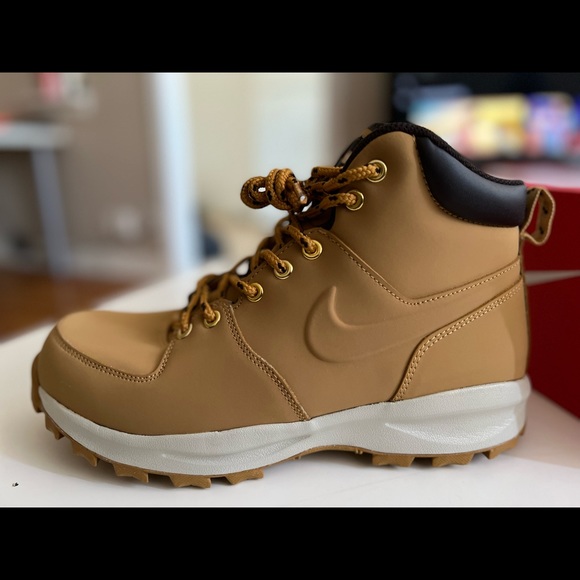 Brand new Nike Manila Leather Boots. Its never worn and in perfect condition - Picture 4 of 6